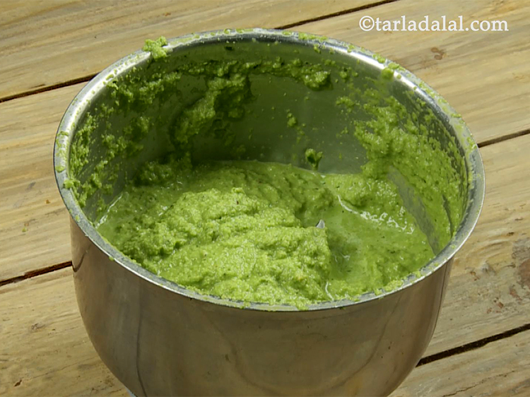 Step 9 – Grind <strong>coriander coocnut chutney </strong>till smooth.