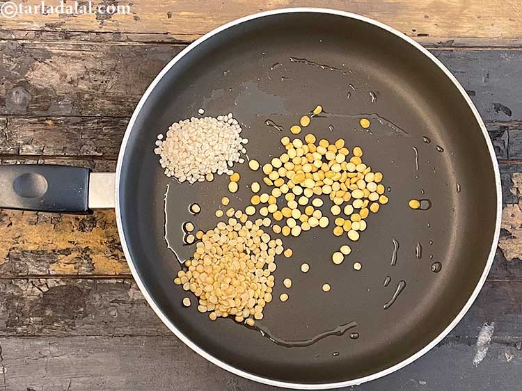 Step 5 – Add&nbsp;<meta charset="UTF-8" />1 tbsp&nbsp;<a href="glossary-urad-dal-split-black-lentil-941i">urad dal (split black lentils)</a>.