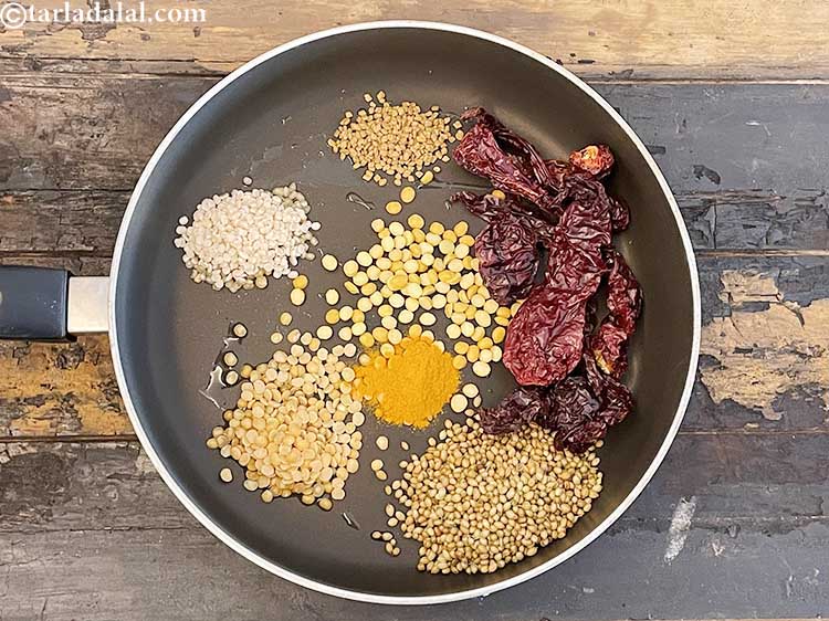 Step 9 – Add&nbsp;<meta charset="UTF-8" />1 tsp&nbsp;<a href="glossary-turmeric-powder-haldi-645i">turmeric powder (haldi)</a>&nbsp;for the colour.