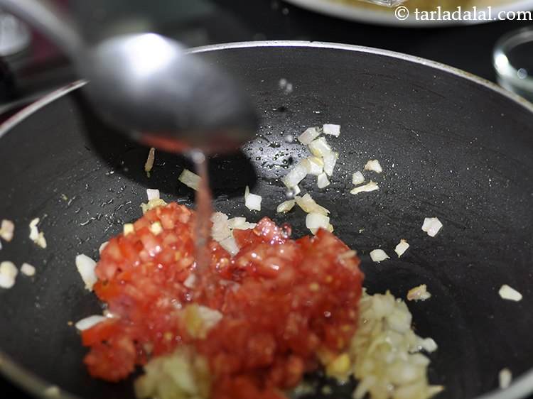 स्टेप 11 – 2 बड़े चम्मच पानी डालें।