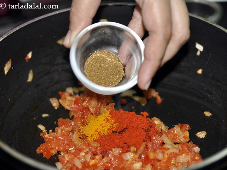 स्टेप 15 – स्वाद बढ़ाने के लिए /२ टी-स्पून&nbsp;<a href=""https://www.tarladalal.com/glossary-garam-masala-hindi-296i"">गरम मसाला</a>&nbsp;डालें।&nbsp;