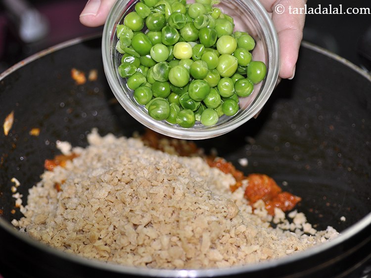 स्टेप 18 – <strong>सोया मटर भुर्जी</strong>&nbsp;बनाने के लिए १/४ कप&nbsp;<a href=""https://www.tarladalal.com/glossary-boiled-green-peas-hindi-1078i"">उबले हुए हरे …