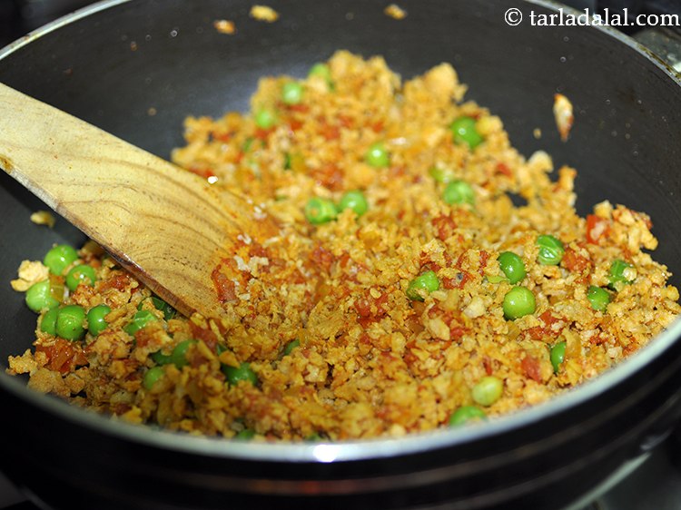 स्टेप 20 – अच्छी तरह मिलाएं और मध्यम आंच पर 2 मिनट तक …