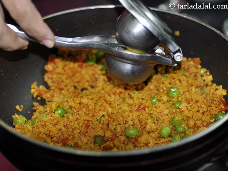 स्टेप 21 – आंच बंद कर दें, नींबू का रस डालें और अच्छी …