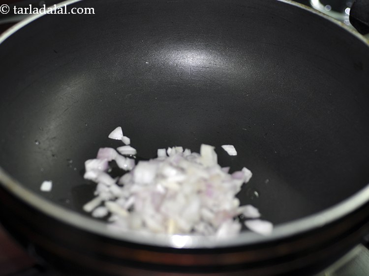 स्टेप 7 – तेल गरम होने पर इसमें १/४ कप&nbsp;<a href=""https://www.tarladalal.com/glossary-chopped-onions-hindi-722i"">कटे हुए प्याज़</a> …