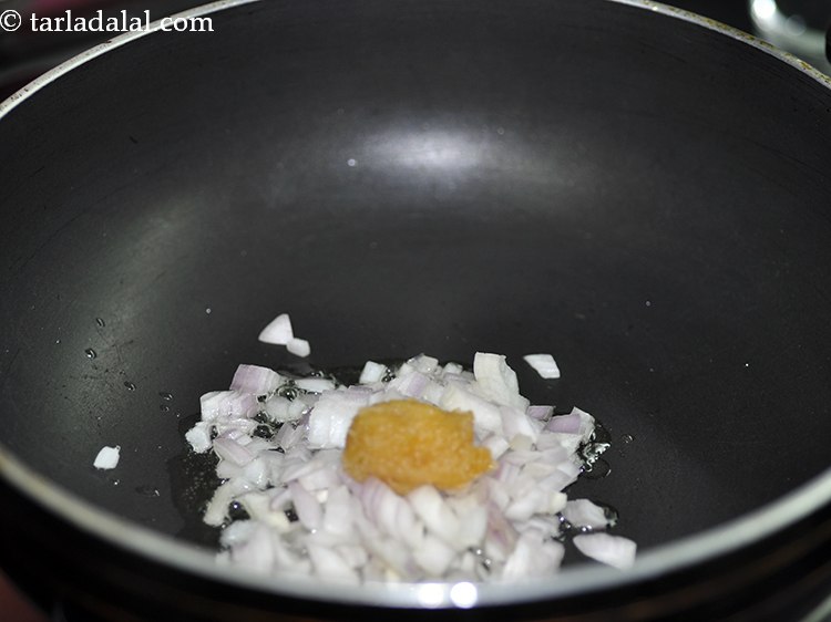 स्टेप 8 – &nbsp;टी-स्पून&nbsp;<a href=""https://www.tarladalal.com/glossary-garlic-paste-lehsun-ki-paste-lahsun-ki-paste-hindi-350i"">लहसुन पेस्ट</a>&nbsp;भी डालें। या फिर आप चाहें तो बारीक …