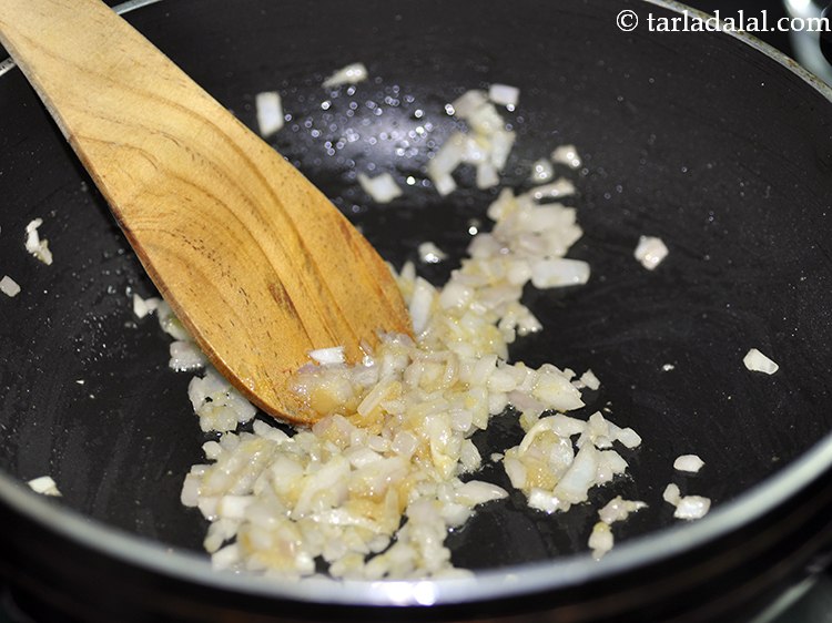 स्टेप 9 – मध्यम आंच पर 1 से 2 मिनट तक भूनें। प्याज …