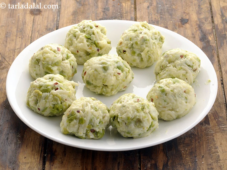 Step 29 – Divide the&nbsp;<strong>spaghetti balls</strong>&nbsp;mixture into 9 equal portions. Shape each portion into a round balls.&nbsp;