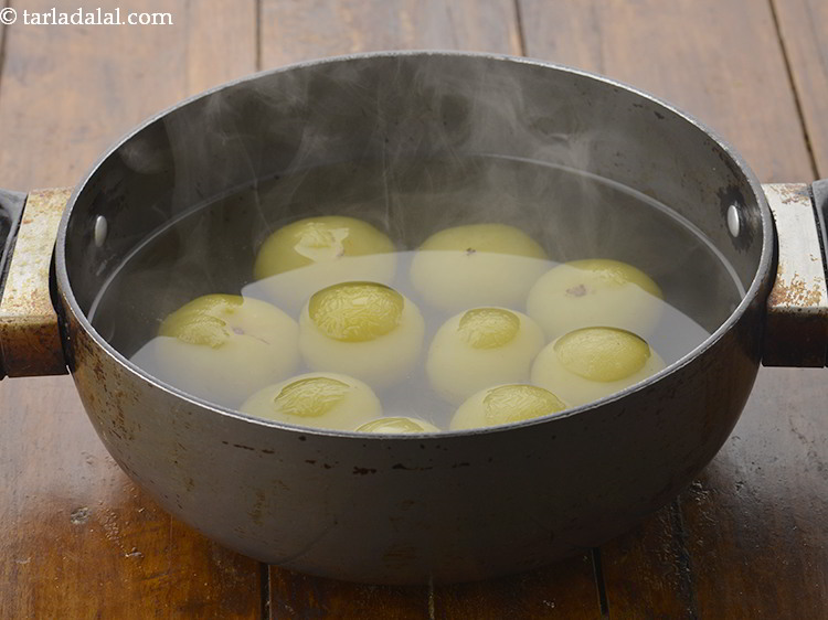 स्टेप 20 – मध्यम आंच पर ६ मिनट के लिए, इसे कभी-कभी हिलाते …