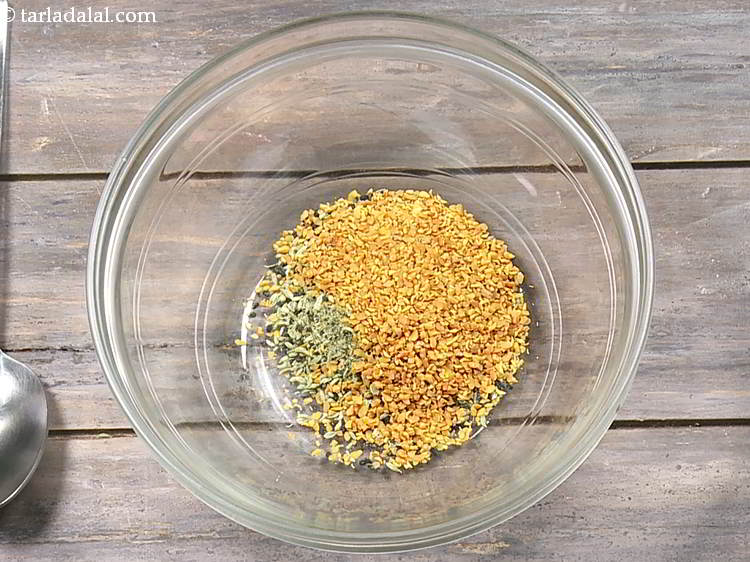 स्टेप 10 – दरदरे मिश्रण को एक कटोरे में डालें और मेथी ना …
