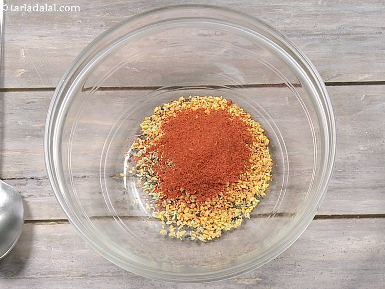 स्टेप 11 – मिर्च पाउडर डालें। यदि आप अत्यंत मसालेदार अचार पसंद नहीं …