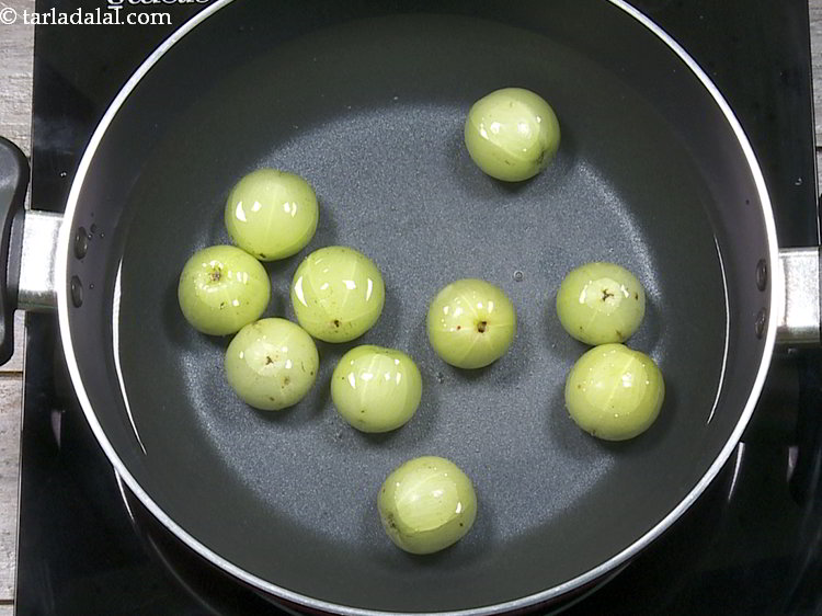 स्टेप 2 – आंवला के डुबने तक पर्याप्त पानी डालें।