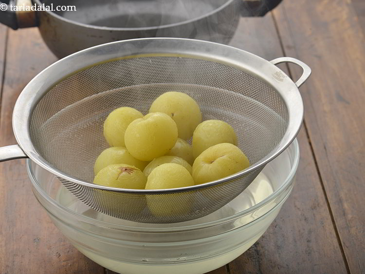 स्टेप 4 – पानी को छान लें और पूरी तरह से ठंडा करें।