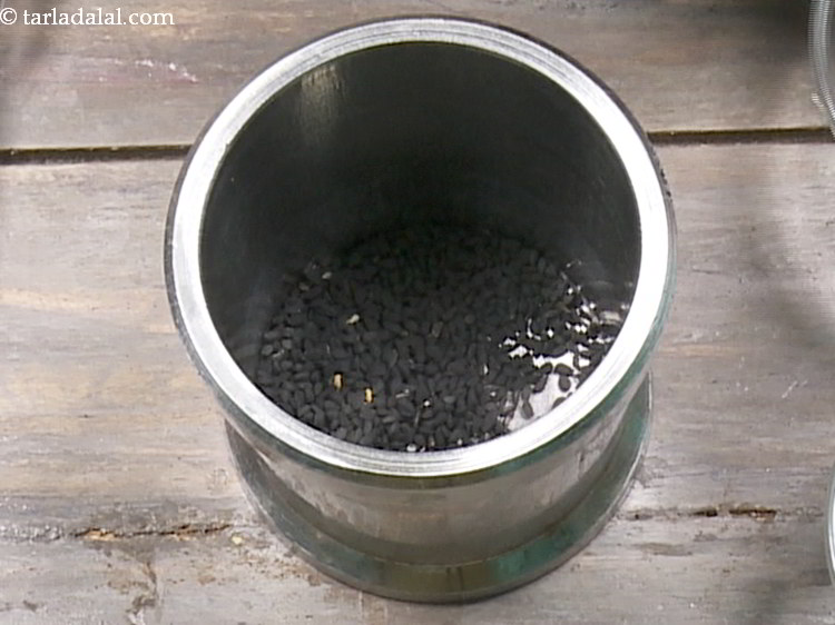 स्टेप 7 – एक खलबत्ते में कलौंजी डालें।