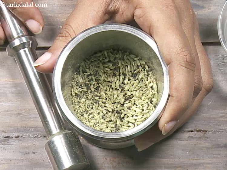 स्टेप 9 – कुटकर दरदरा मिश्रण तैयार कर लें।