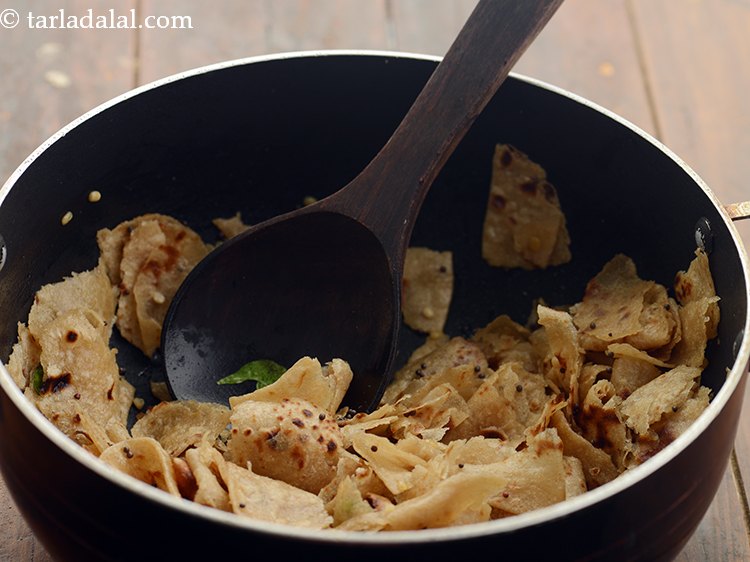 Step 5 – Add the <a href="https://www.tarladalal.com/Chapati-Healthy-Chapati-for-Weight-Loss-7608r" target="_blank">chapati</a> pieces and saut&eacute; on a slow flame for 1/2 minute.