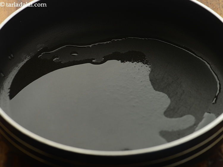 Step 8 – To prepare <strong>spicy-creamy sauce</strong>, heat the oil in a broad non-stick pan.&nbsp;