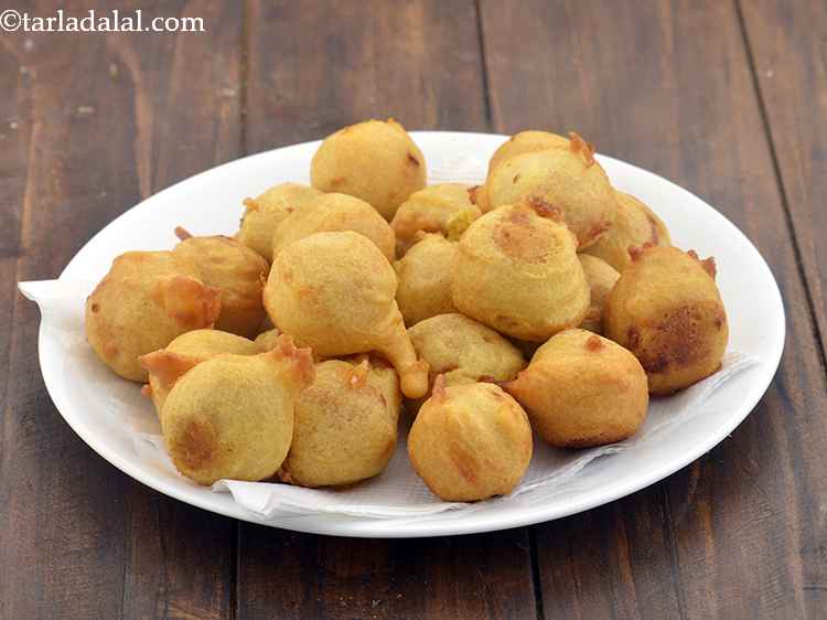 स्टेप 13 – <strong>मसालेदार लहसुन वड़ा</strong> को एक सोखनेवाले&nbsp; कागज पर निकाल लें।