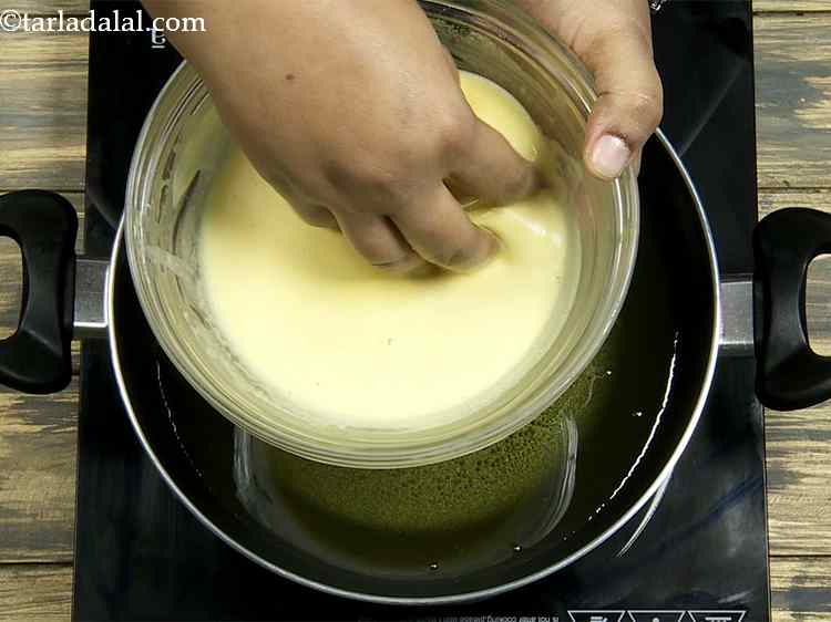 स्टेप 11 – <strong>मसालेदार वड़ा </strong>तलने के लिए एक गहरे नॉन-स्टिक पैन में …