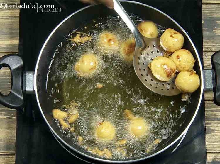 स्टेप 12 – प्रत्येक <strong>लेहसुनी वड़ा</strong> को तैयार किए हुए बैटर में डुबोएं …