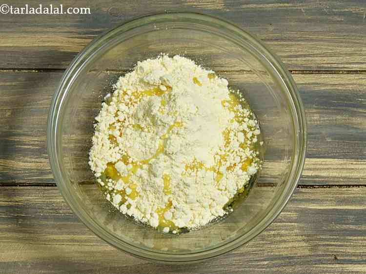 स्टेप 2 – १ टेबल-स्पून गरम तेल डालें। गरम तेल डालने से तलने …