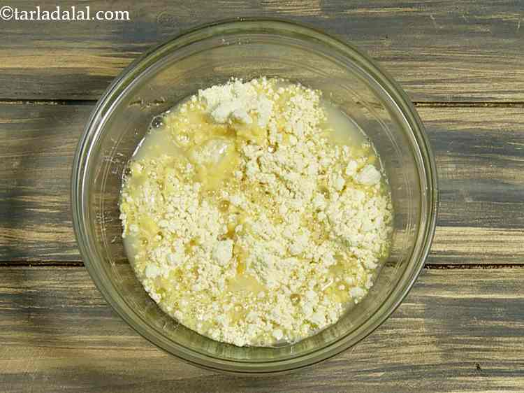 स्टेप 17 – 1/2 कप पानी डालें। पानी डालते समय सावधानी बरतें, घोल …