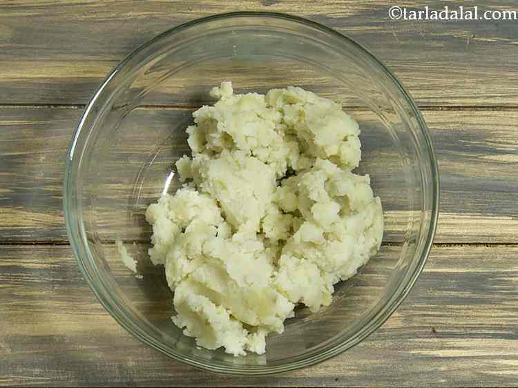 स्टेप 5 – <strong>मसालेदार लेहसुनी वड़ा</strong> मिश्रण बनाने के लिए, एक गहरे कटोरे …