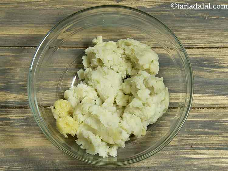 स्टेप 6 – लहसुन का पेस्ट डालें।