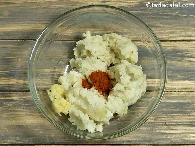 स्टेप 7 – अब, लाल मिर्च पाउडर डालें।