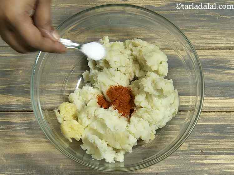 स्टेप 8 – अंत में, थोड़ा नींबू का रस और नमक डालें।