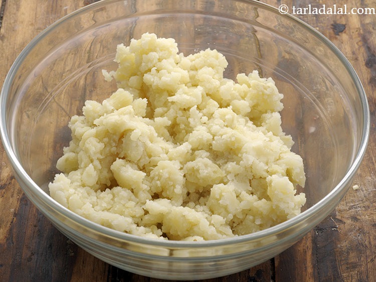 Step 16 – To make potato rolls for&nbsp;<strong>spicy potato and roti roll | aloo green peas roti and …