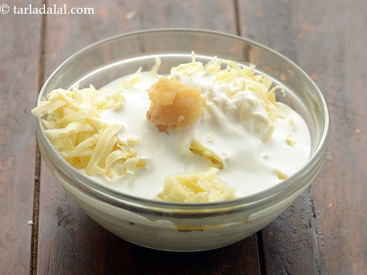 Step 5 – Add garlic paste. It enhances the taste of the salad, adds in a unque flavour.&nbsp;