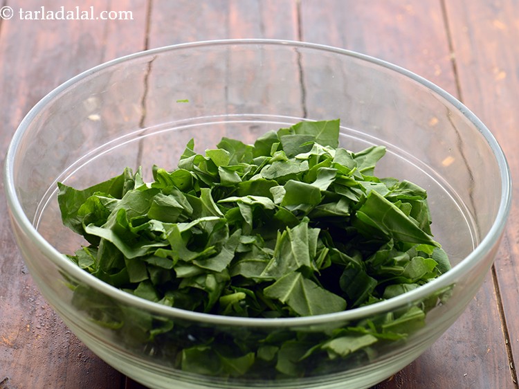 Step 7 – Further, in a large bowl, take spinach leaves.&nbsp;
