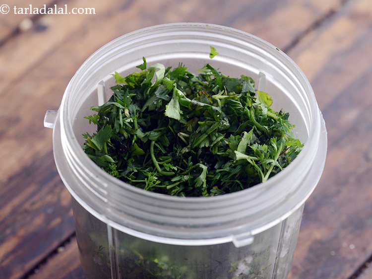 स्टेप 2 – <strong>पालक मटर पुलाव रेसिपी</strong> के लिए मुलायम पेस्ट बनाने के …