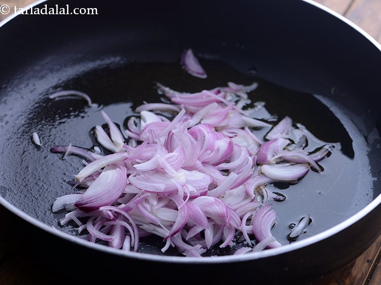 स्टेप 20 – घी के अच्छी तरह से गरम और पिघल जाने के …