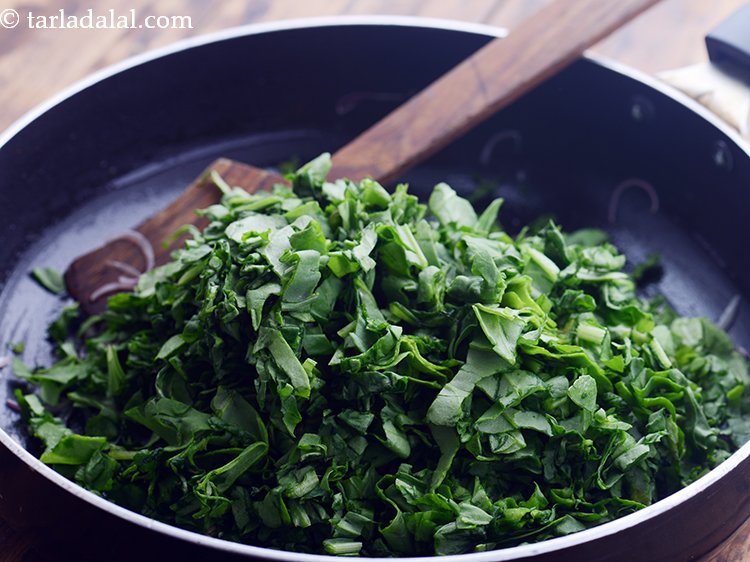 स्टेप 23 – पालक डालें। अन्य साग जैसे कि बेबी पालक, मेथी के …