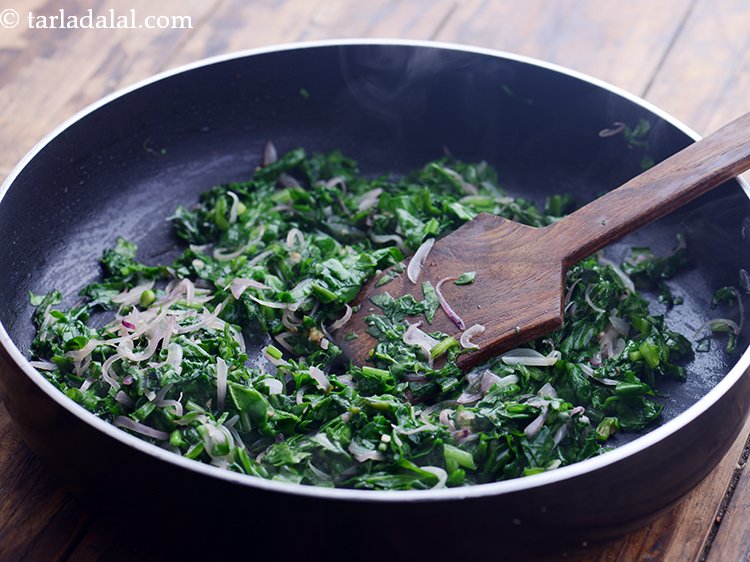 स्टेप 24 – अच्छी तरह से मिलाएं और मध्यम आंच पर २ मिनट …