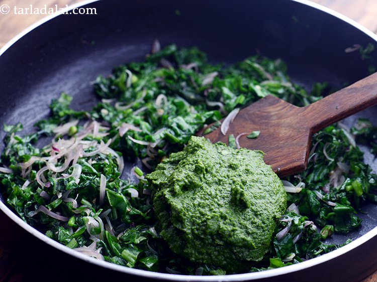 स्टेप 25 – तैयार पेस्ट डालें। यह धनिया की चटनी <strong>पालक मटर पुलाव …