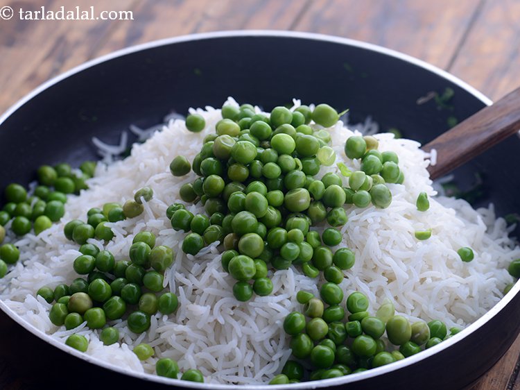 स्टेप 27 – हरे मटर डालें।