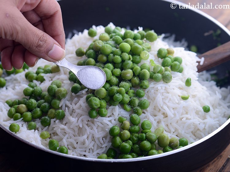 स्टेप 28 – नमक डालें। पके हुए चावल और धनिया हरे पेस्ट में …