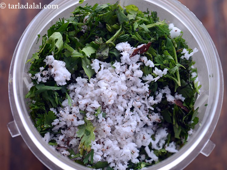 स्टेप 3 – ताजा कसा हुआ नारियल डालें।