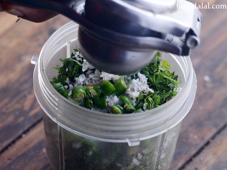 स्टेप 5 – नींबू का रस डालें। नींबू के रस से अम्लता चमकदार …