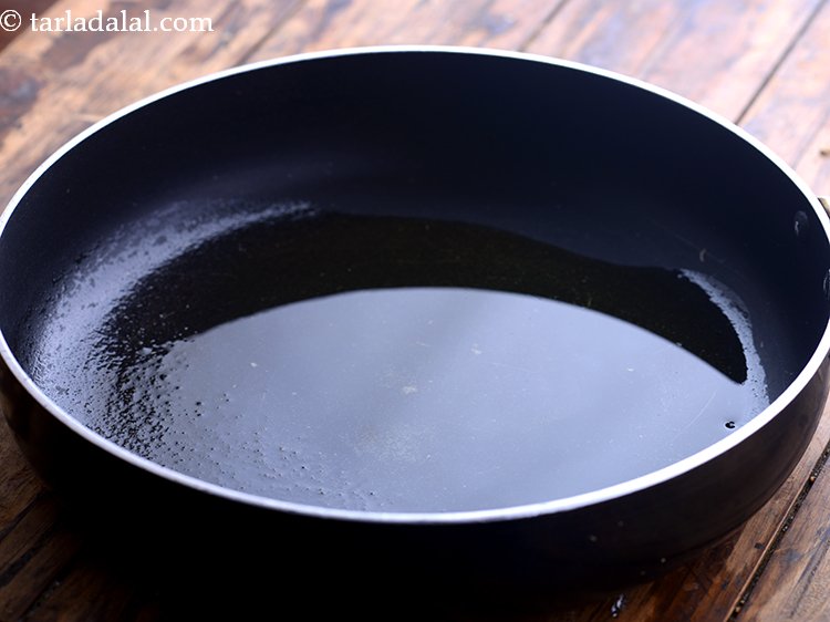 स्टेप 19 – <strong>पालक मटर पुलाव</strong> बनाने के लिए, एक नॉन-स्टिक पैन में …