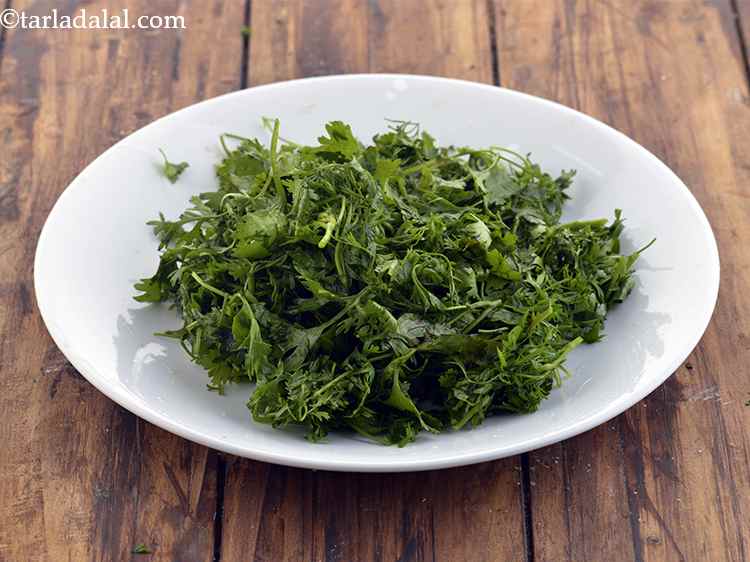 Step 17 – Roughly chop the leaves for the <strong>Spinach and Mint Juice</strong>. Keep aside.