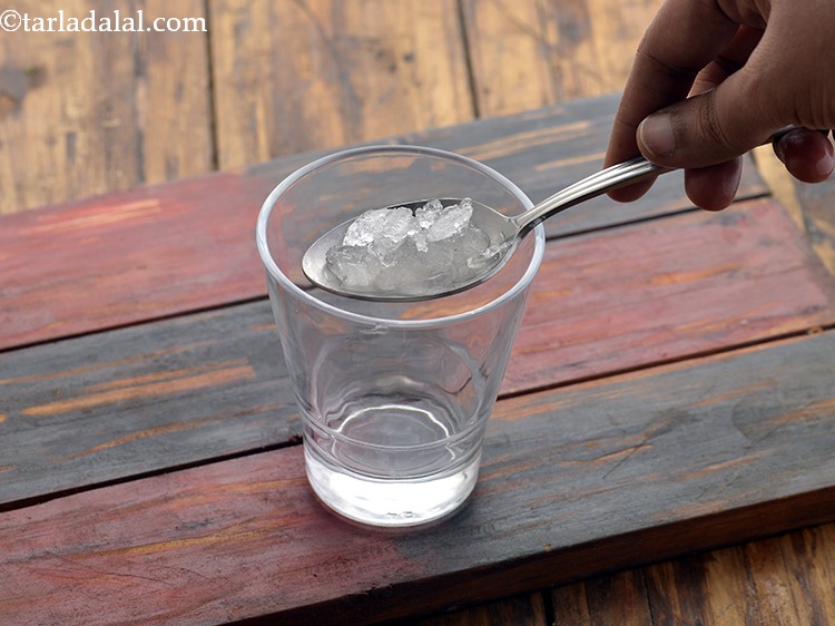 Step 28 – Immediately place some crushed ice in a glass.&nbsp;