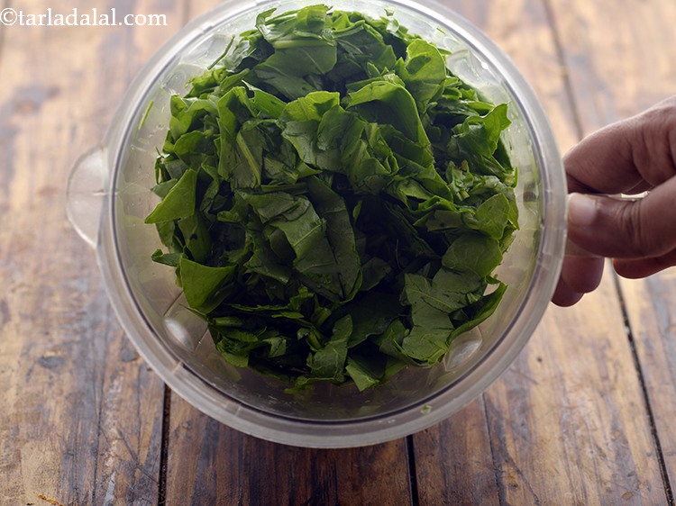 Step 18 – Now to make <strong>Palak Pudina Juice</strong>, put the spinach in a mixer jar.&nbsp;
