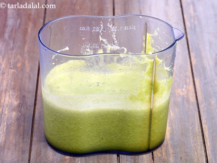 Step 11 – Collect the <strong>pineapple spinach celery juice</strong> in a jar.