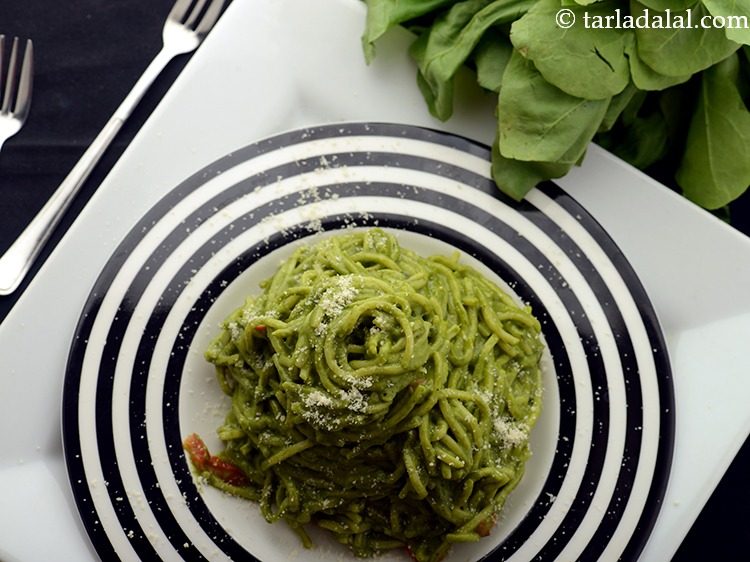 Step 24 – Serve&nbsp;<strong>spinach noodles | Indian style spinach noodles |&nbsp; cheese spinach veg noodles |&nbsp;</strong>hot.&nbsp;