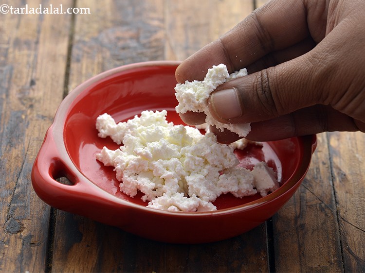 Step 16 – Crumble the paneer with your fingers and keep aside.&nbsp;