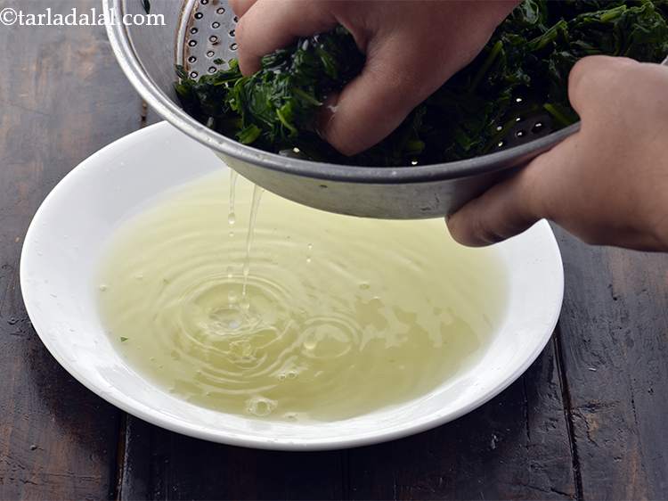 Step 14 – Squeeze out all the excess water and keep the spinach aside.&nbsp;